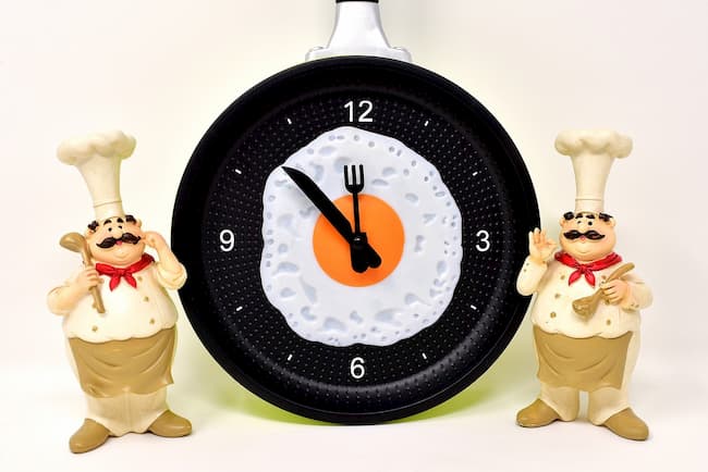 Decorative kitchen clock with chef figurines